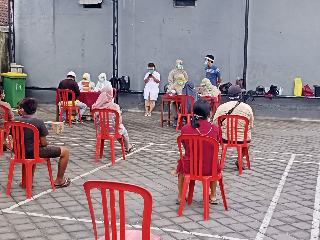 286 Pedagang Pasar Padangsambian Ikuti Rapid dan Swab Tes
