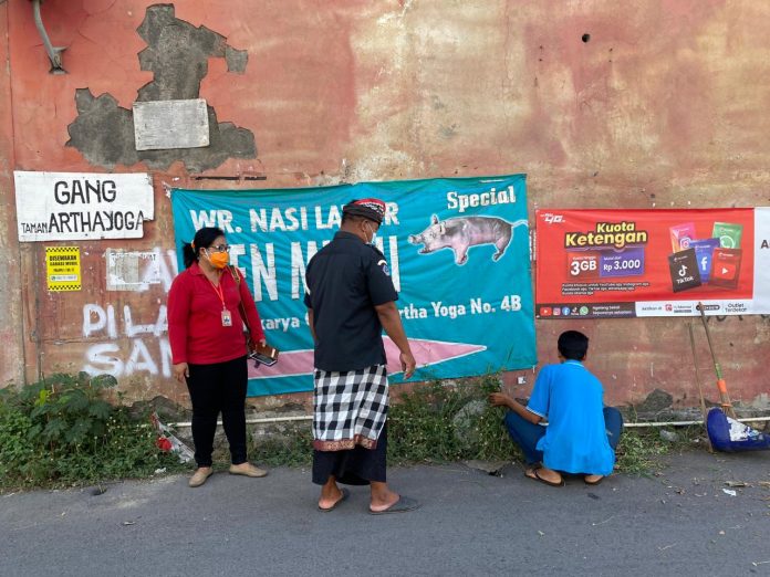 Langgar Prokes, 18 Orang di Kelurahan Sesetan Dikenakan Sanksi Bersih Lingkungan