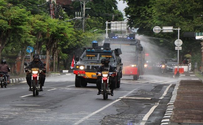 Kerahkan Water Cannon, Polda Bali Semprotkan Disinfektan Keliling Kota