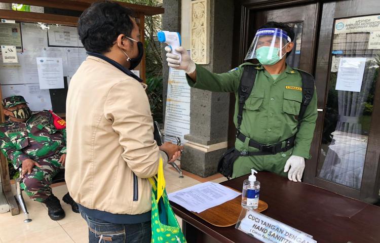 Staf Pelayanan Kantor Desa Kelurahan Gunakan Perisai Wajah