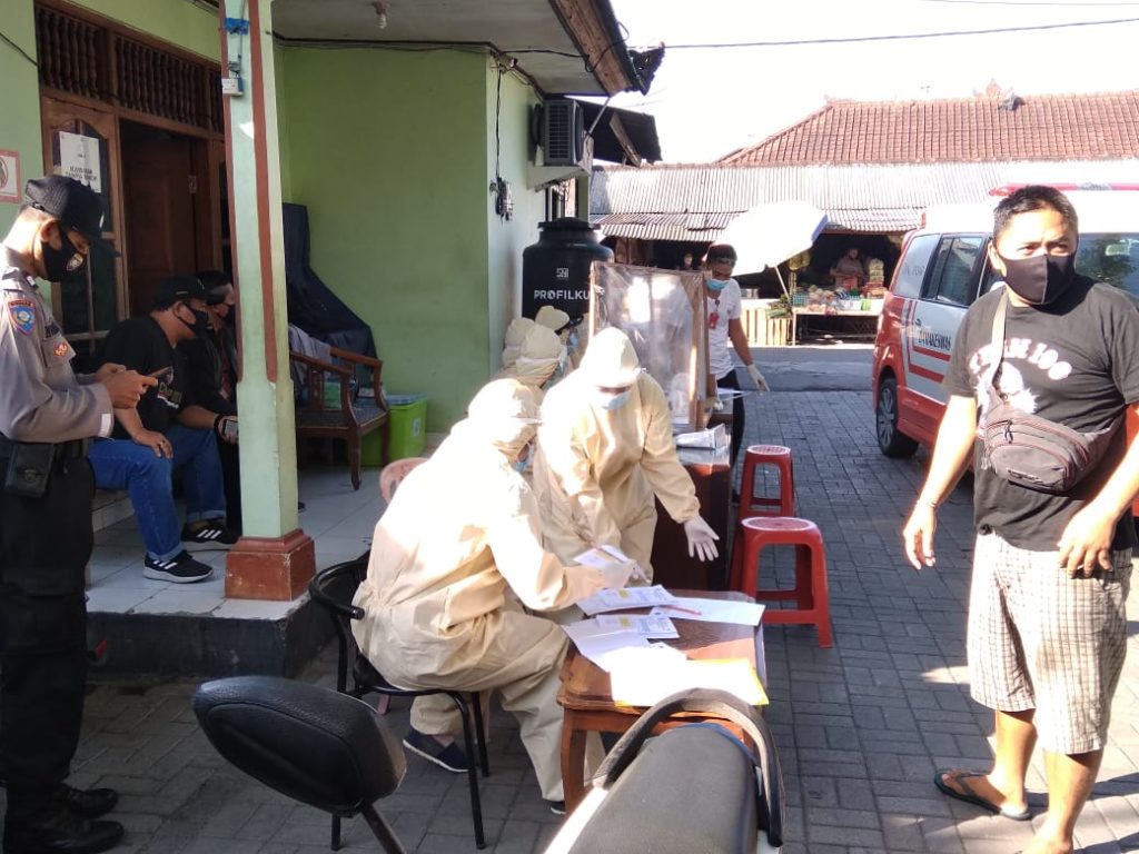 SATGAS DESA PEMOGAN GENCARKAN RAPID TEST KE PEDAGANG PASAR