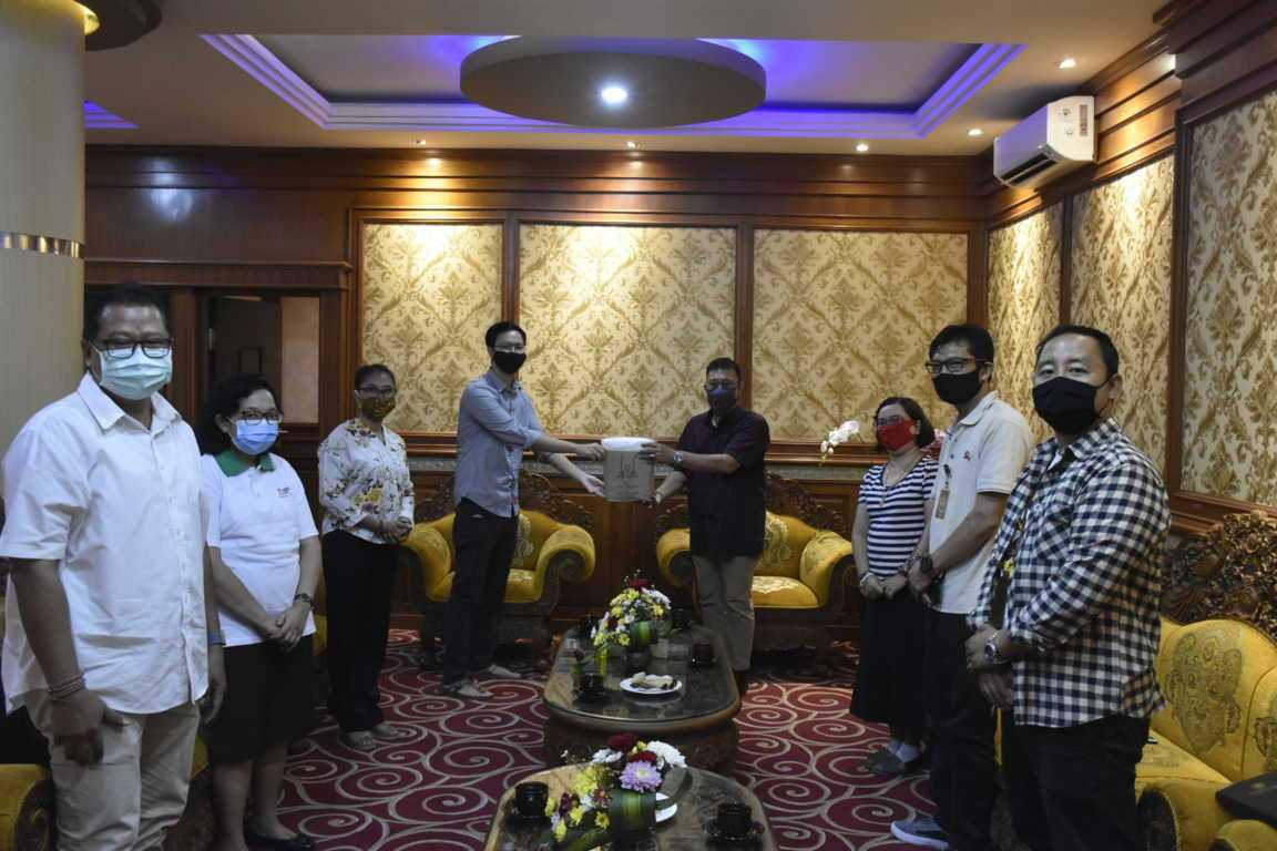 Komunitas Yoga Bali Usadha Meditasi Serahkan 500 APD Kepada Pemkot Denpasar