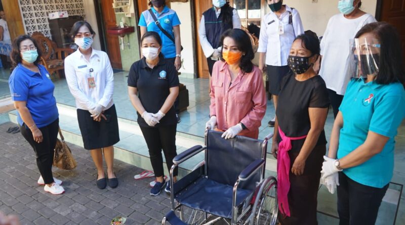 SELLY MANTRA KEMBALI SERAHKAN ALAT BANTU KESEHATAN KEPADA PARA LANSIA
