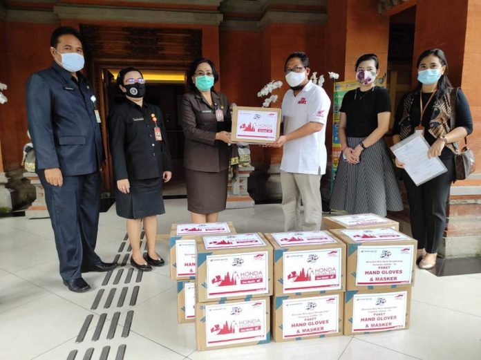 Astra Motor Bali Serahkan 1.100 Masker Medis dan 11.000 Hands Gloves ke Dinas Kesehatan 