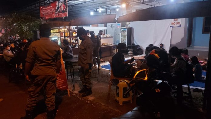 Dua Cafe di Denpasar Ditertibkan Lantaran Berkerumun dan Abaikan Prokes