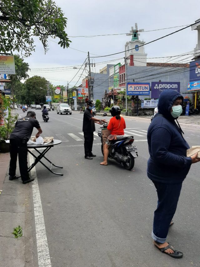 PPKM di Kelurahan Sesetan Intensifkan Disiplin Prokes dan Bagi-bagi Nasi Bungkus Gratis
