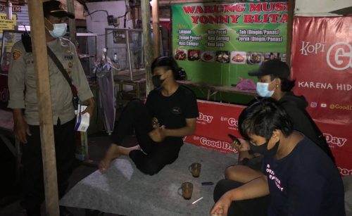Operasional Lewati Waktu, Pengunjung Kafe di Denpasar Dibubarkan