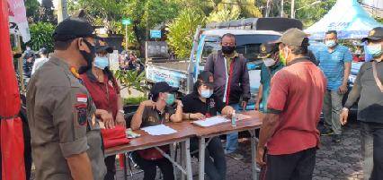 Bagikan Nasi Bungkus, Tim Gabungan Gelar Razia di Padangsambian