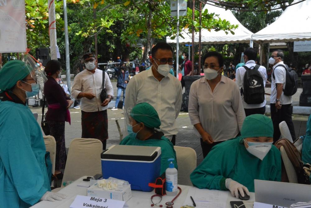 Wawali Jaya Negara Pantau Langsung Vaksin Covid-19 Secara Massal Untuk Nakes Denpasar