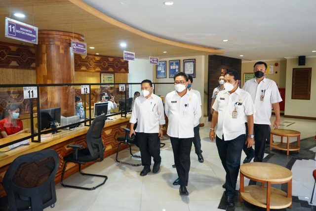 Tingkatkan Pelayanan secara Maksimal di Masa Pandemi, Wawali Arya Wibawa Tinjau MPP Kota Denpasar