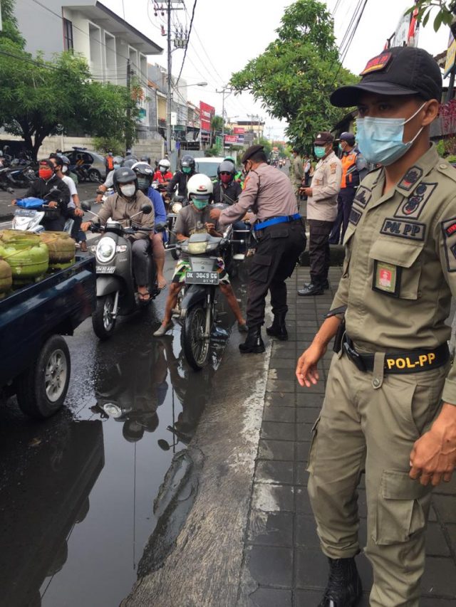 Tim Yustisi Denpasar Gelar Operasi Prokes dan Bagikan Nasi Bungkus Gratis