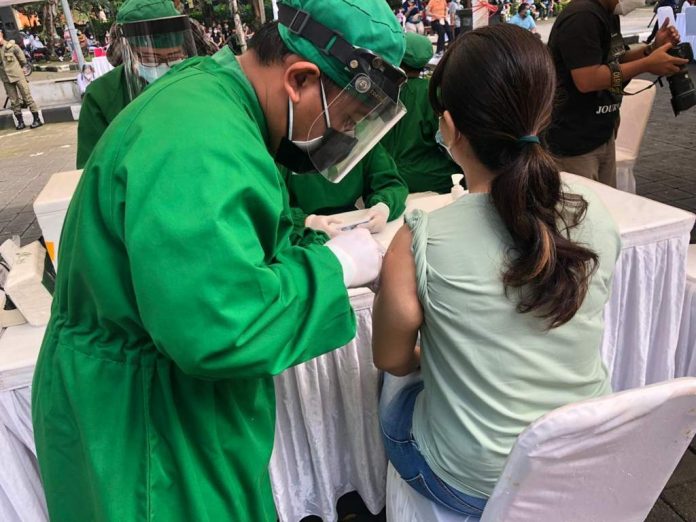 400 Orang Nakes Ikuti Vaksinasi Massal Hari Kedua di GSD