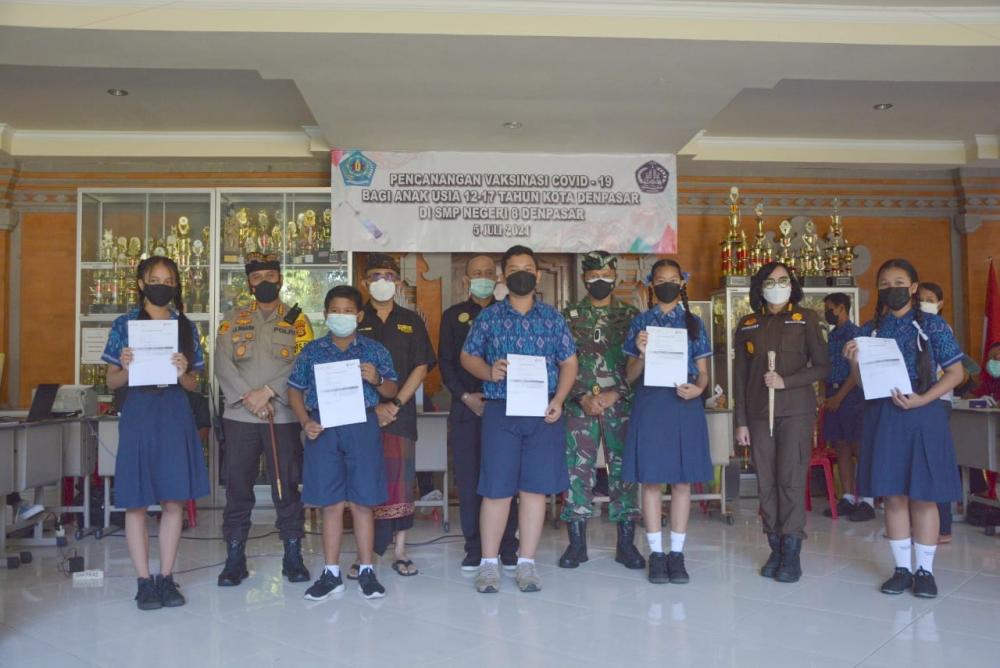 Bersama Forkopimda, Jaya Negara Tinjau Vaksinasi di SMPN 8 Denpasar