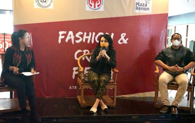 Ajak Disiplin Prokes dan Terapkan Pola Hidup Sehat, Selly Mantra Jadi Pembicara Peran Wanita di Era New Normal