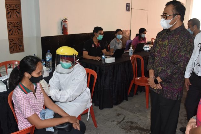 Walikota Jaya Negara Tinjau Vaksinasi Covid-19 di Gereja Katedral Denpasar
