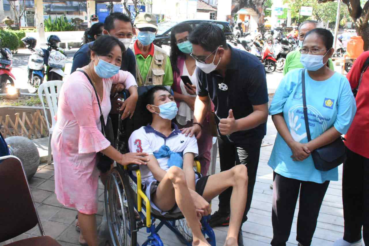 Pemkot Denpasar Berikan Vaksinasi Kepada Penyandang Disabilitas dan Skizofrenia, Wawali Kadek Agus Arya Wibawa Ajak Masyarakat Tetap Disiplin Prokes