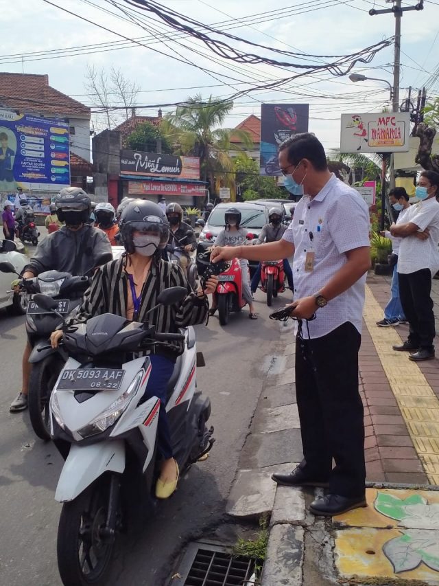 Sosialisasi Prokes, Kelurahan Panjer Bagikan 500 Masker Gratis ke Pengguna Jalan