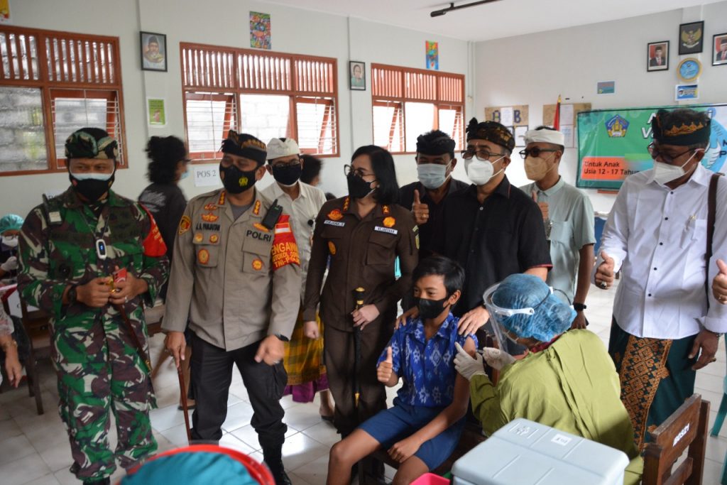 Pastikan Kelancaran Vaksinasi Anak Usia 12-17 Tahun, Jaya Negara Tinjau Vaksinasi di SMP Wisata Sanur