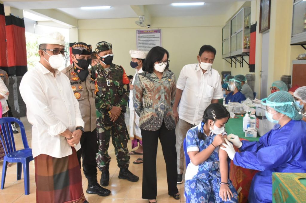 Walikota Jaya Negara Tinjau Pelaksanaan Vaksinasi di SMP Dharma Wiweka