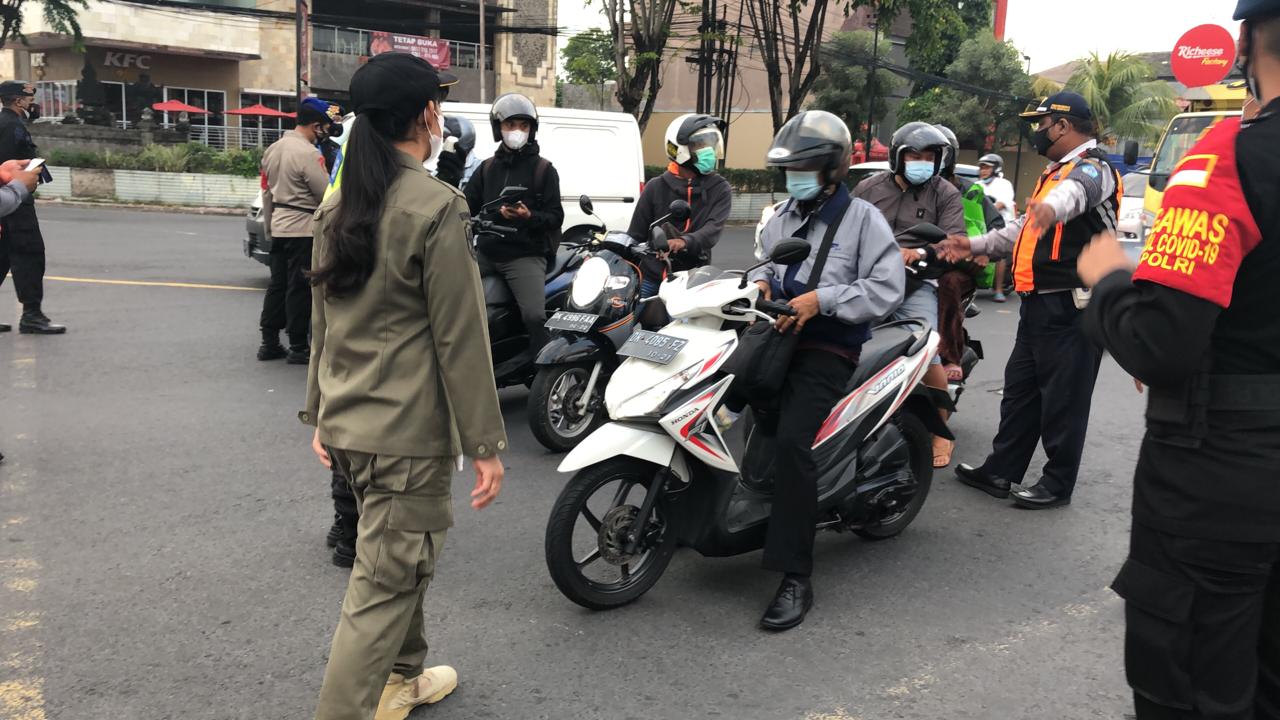 Tim Yustisi Denpasar Lakukan Penertiban PPKM Darurat Pos Penyekatan