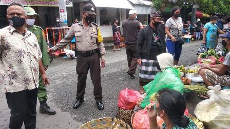 Terkait PPKM Berskala Mikro, Desa Dauh Puri Kelod Sasar Pedagang di Dua Pasar Rakyat