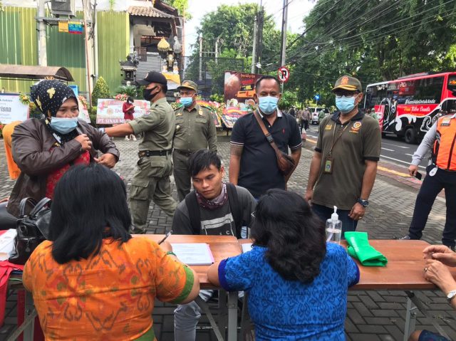 Lagi, Tim Yustisi Kota Denpasar Laksanakan Penertiban Prokes di Jalan Diponegoro