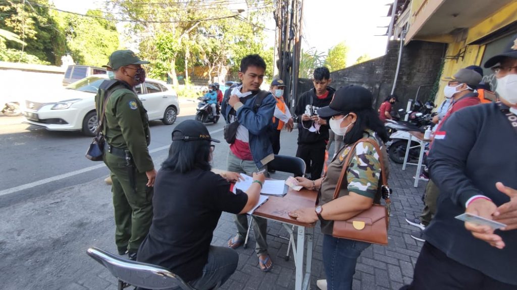 Gelar Penertiban di Gunung Soputan, Tim Yustisi Denpasar Jaring 40 Pelanggar Prokes