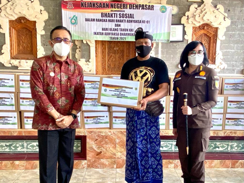 Bersinergi dengan Kajari Denpasar, Walikota Jaya Negara Hadiri Penyerahan Sembako Kepada Warga Terdampak Covid-19