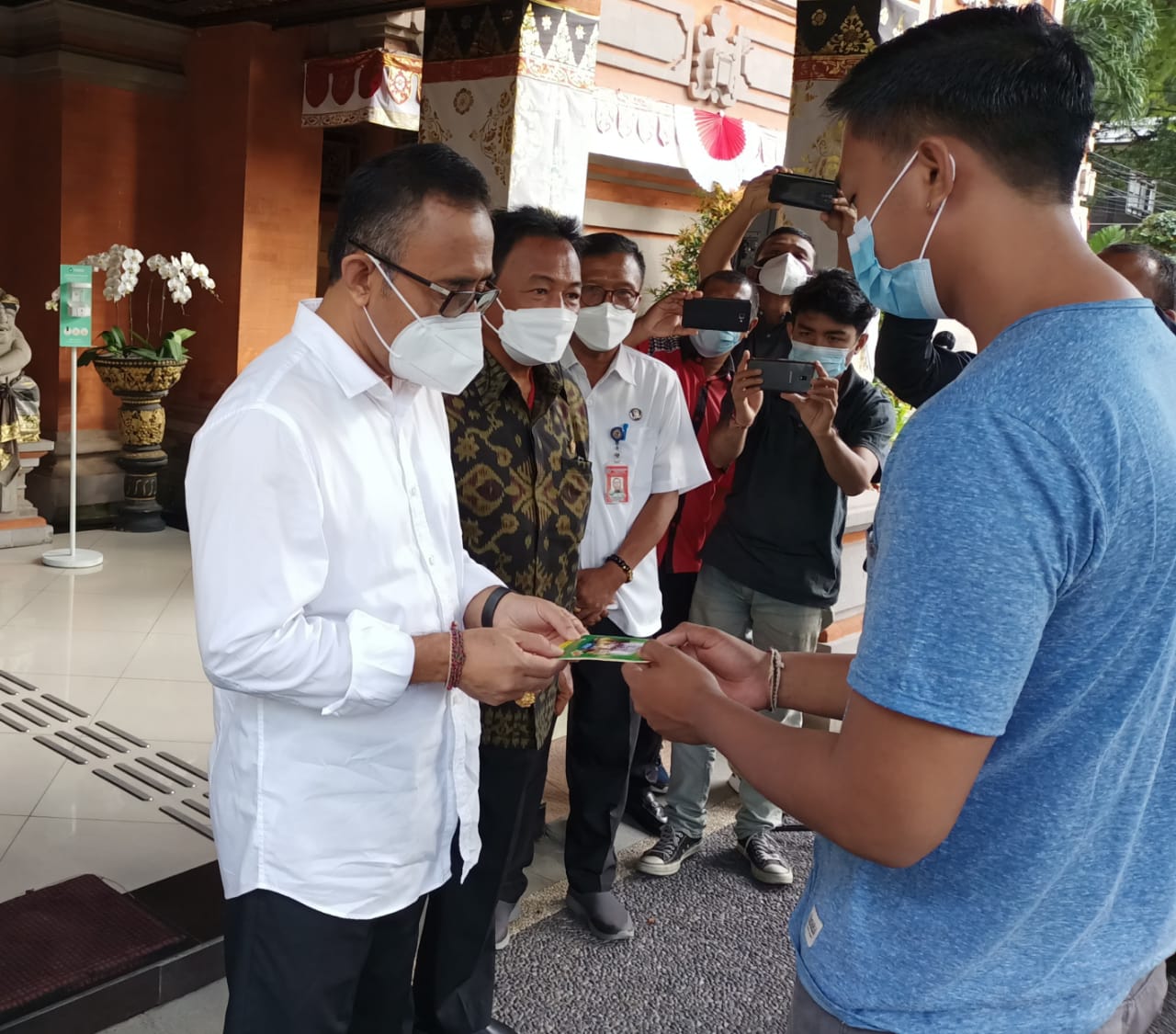 Bantu Masyarakat Saat PPKM Darurat, Jaya Negara Serahkan BLT ke 10.119 KK