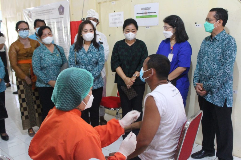 Ny. Antari Jaya Negara Semangati Disabilitas Ikut Vaksinasi