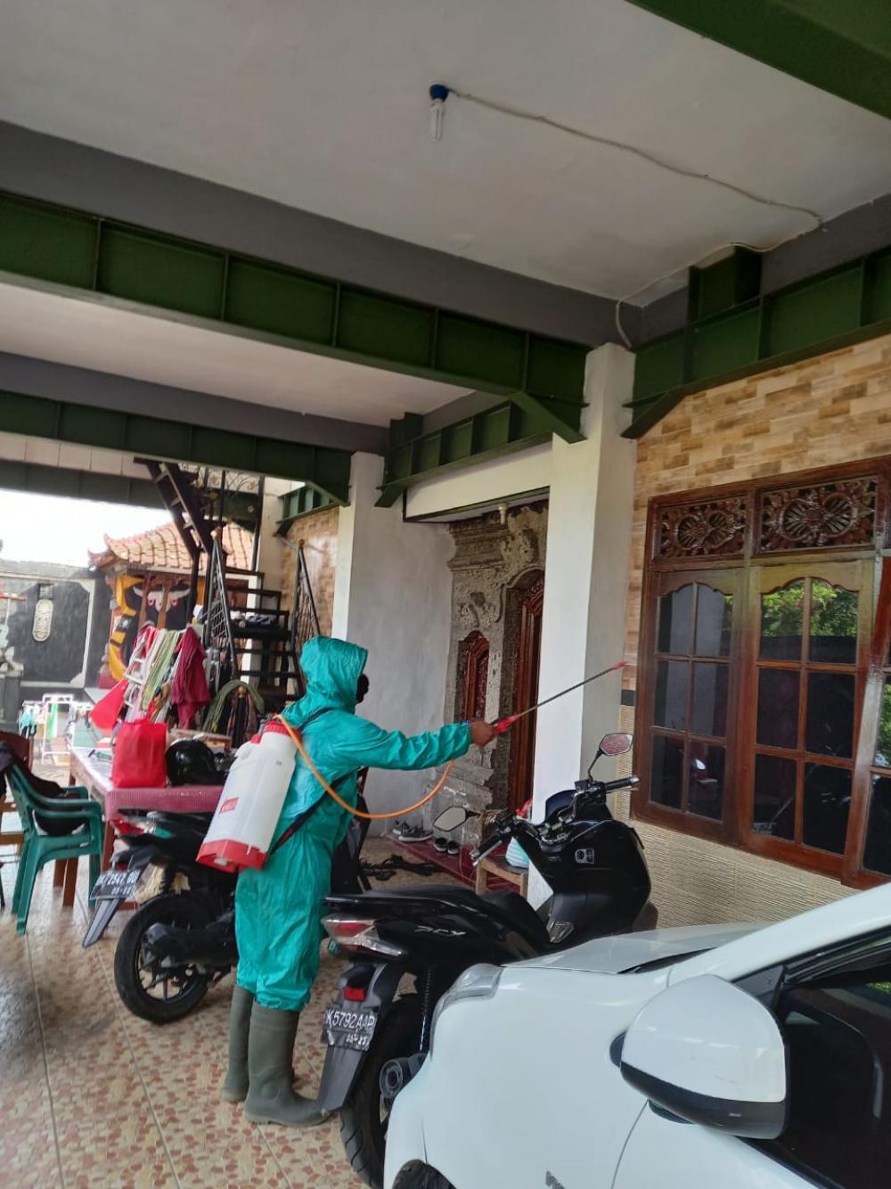 Giatkan Penyemprotan Desinfektan, Kelurahan Sesetan juga Bagikan Sembako