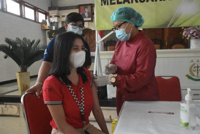 Pemkot Denpasar Bersinergi dengan Kejari dan Pengadilan Negeri Denpasar Laksanakan Vaksinasi Covid-19