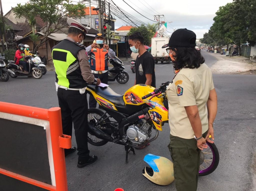 Penertiban PPKM Darurat di Pos Penyekatan Denpasar, 112 Kendaraan Putar Balik dan 14 Orang Dibina