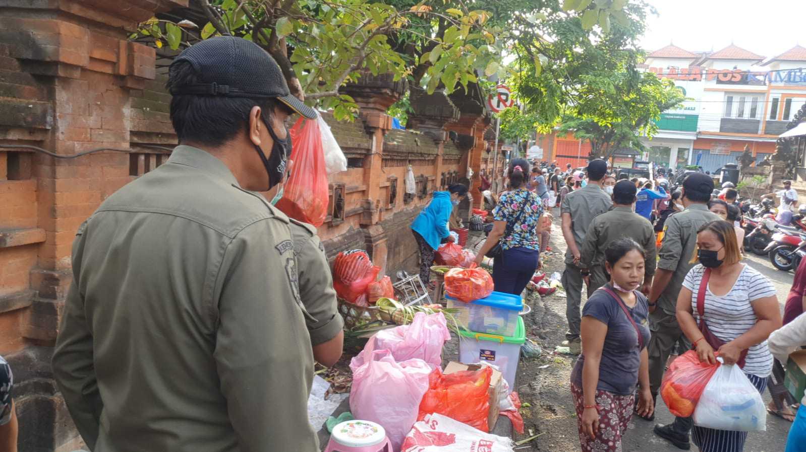Tim Yustisi Denpasar Terus Gencarkan Prokes PPKM Level 3 di Tempat Umum