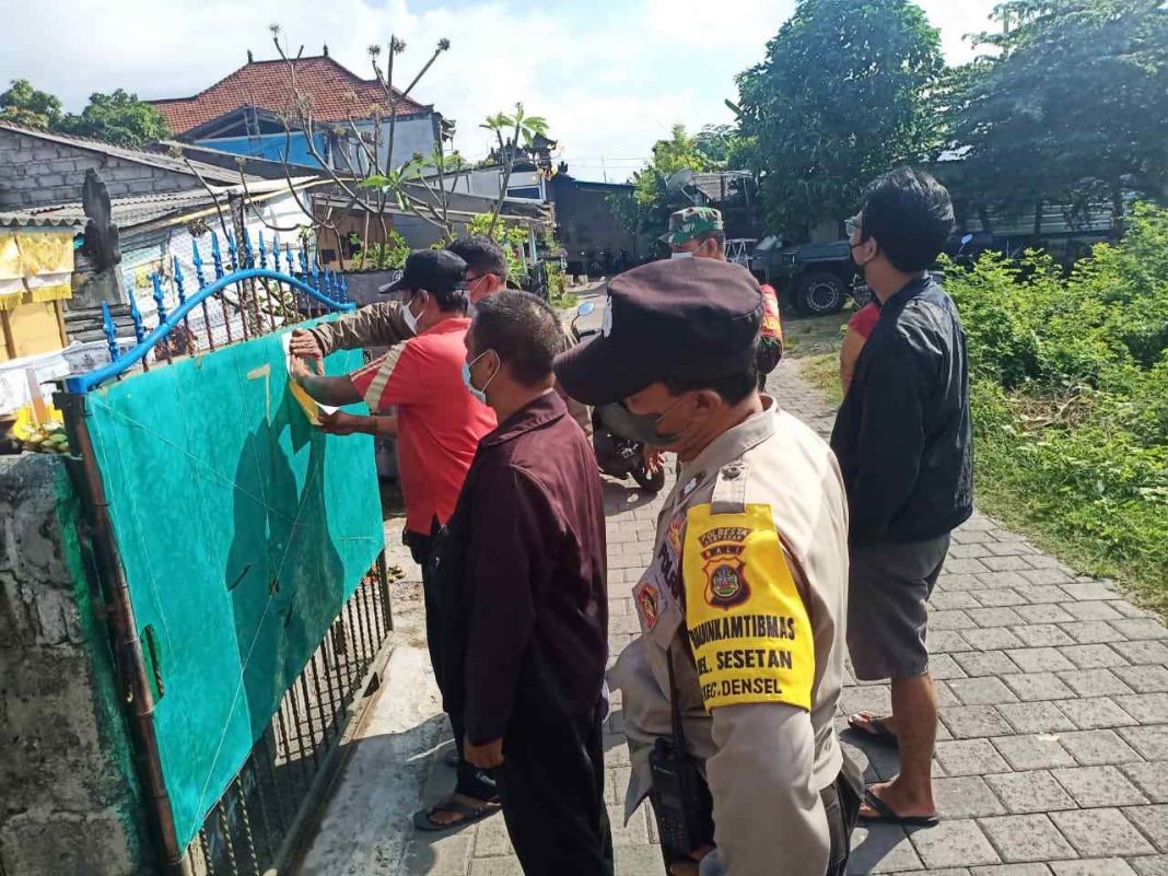 Satgas Kelurahan Sesetan Pasang Stiker Penanda Di Rumah Warga Yang Sedang Isolasi Mandiri