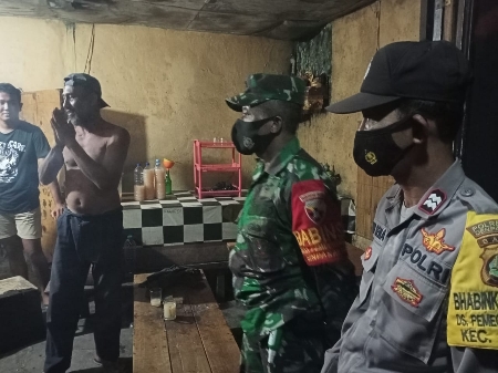Tingkatkan Keamanan dan Kenyamanan Masyarakat, Tim Satgas PPKM Pemecutan Klod Tindak Warga Yang Sedang Berkerumun
