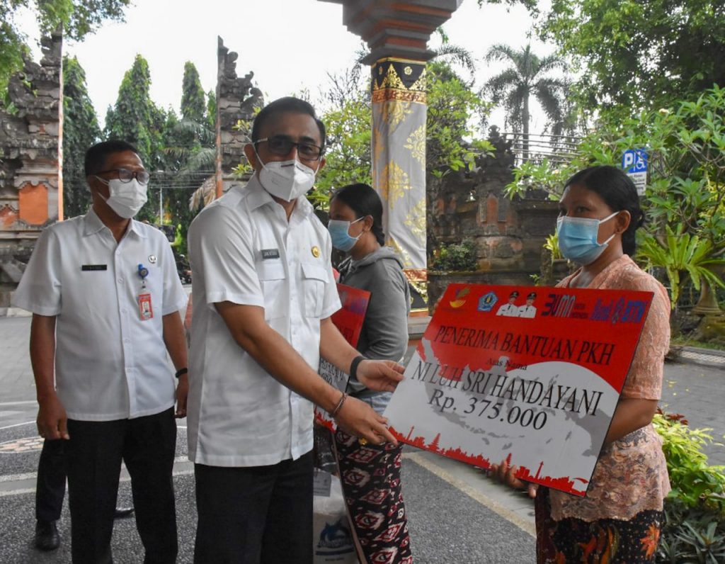 Walikota Jaya Negara Serahkan BPNT, PKH dan BST kepada KPM di Kota Denpasar