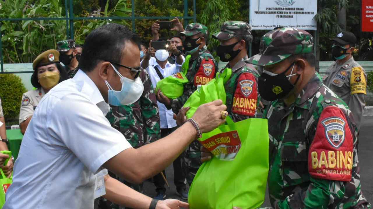Walikota Jaya Negara Apresiasi Bantuan Sembako TNI/Polri Bagi Masyarakat Yang Tercecer