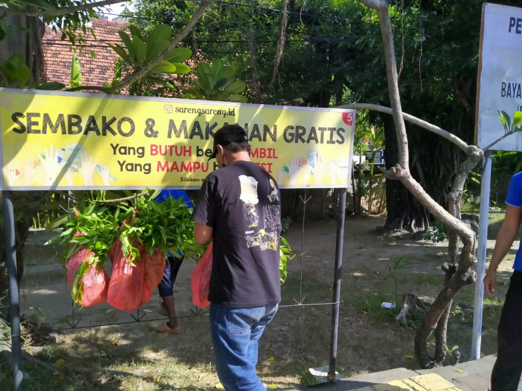Satgas Covid-19 Kecamatan Denbar Bagikan Pangan Gratis