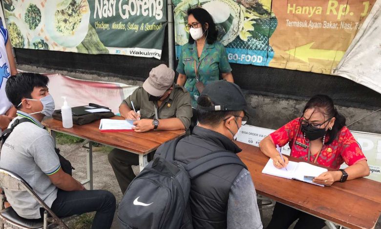 Tim Yustisi Denpasar Bagikan Makser Gratis Kepada Pelanggar Prokes