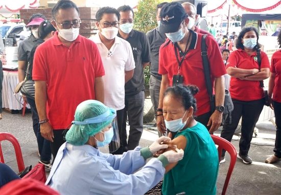 Targetkan 2.400 Pedagang Divaksin, Wali Kota Jaya Negara dan Wawali Arya Wibawa Pantau Vaksinasi Massal di Pasar Badung