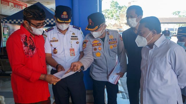 Pastikan Yang Masuk Denpasar Lengkap Adminduk dan Bebas Covid-19, Walikota Jaya Negara Tinjau Pos Penyekatan di Terminal Mengwi