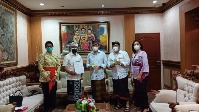 Pemkot Denpasar Terima Bantuan 600 Botol Suplemen Kesehatan Dari PDDI Bali