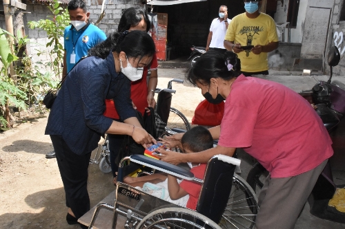 Rangkaian Hari Anak Nasional, K3S Kota Denpasar Serahkan Kursi Roda kepada Penyandang Disabilitas
