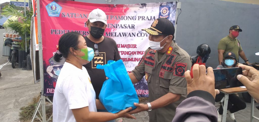 Tim Yustisi Denpasar Gelar Pemantauan Prokes Sembari Bagikan Sembako di Pemogan