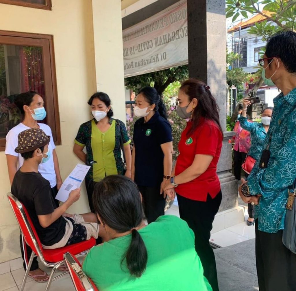 Ny. Antari Jaya Negara Pantau Vaksinasi Bagi Disabilitas di Kelurahan Pedungan