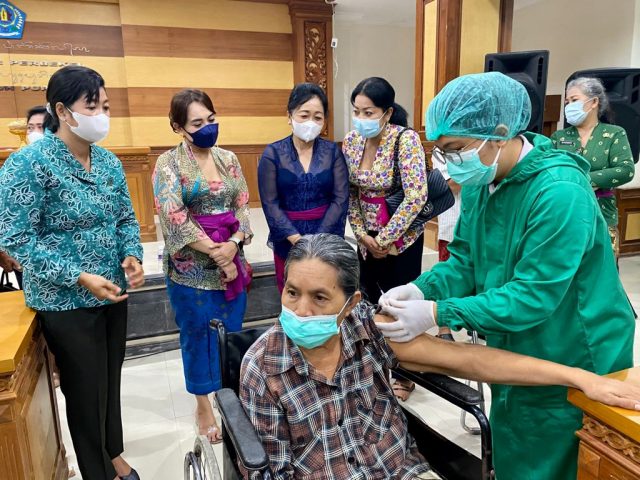 Pastikan Percepatan Vaksinasi Dosis Kedua pada Disabilitas Denpasar, Ny. Antari Jaya Negara Tinjau Langsung ke Lapangan secara Rutin