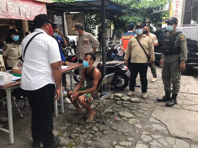Jaring Enam Pelanggar, Tim Yustisi Gelar Pemantauan Prokes di Simpang Jalan Hayam Wuruk-Merdeka.