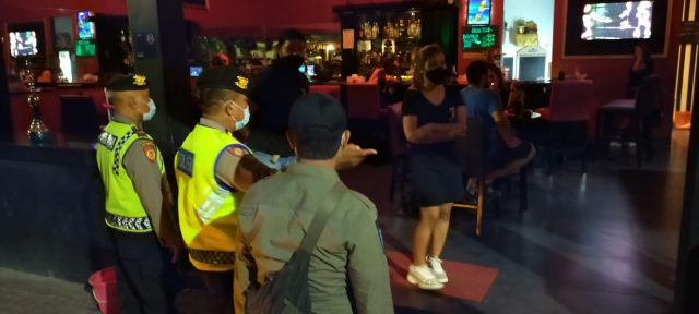Percepat Penanganan Covid-19, Satpol PP Kota Denpasar Bersama TNI/Polri Laksanakan Patroli Gabungan