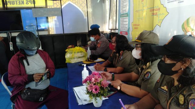 Cegah Penyebaran Covid 19, Tim Yustisi Kota Denpasar Berikan Layanan Rapid Test Antigen